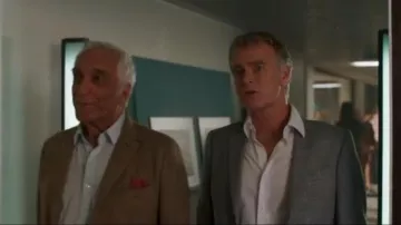Chaqueta de traje marrón de Max (Gérard Darmon) en Tout le monde debout