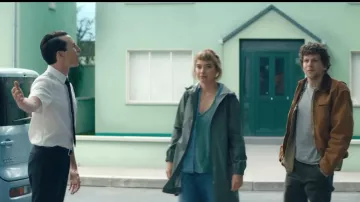 Chino trousers grey Tom (Jesse Eisenberg) in Vivarium