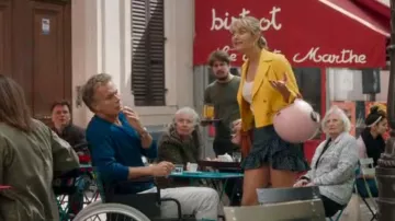 White pants of Jocelyn (Franck Dubosc) Throughout the world standing