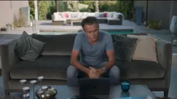 T-shirt gray v-neck Jocelyn (Franck Dubosc) Throughout the world standing