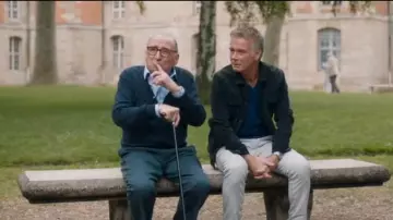 Shirt sky blue wide neck Daddy Jocelyn (Claude Brasseur) Throughout the world standing