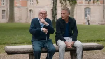 Pul navy blue v-neck Jocelyn (Franck Dubosc) Throughout the world standing