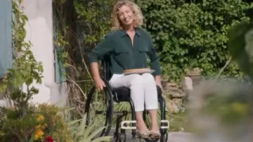 Blouse green khaki Florence (Alexandra Lamy) Throughout the world standing