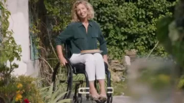 Jean's skinny white Florence (Alexandra Lamy) Throughout the world standing