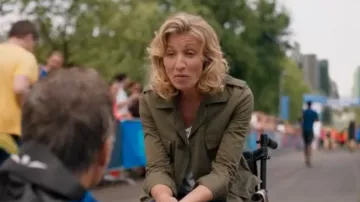 Khaki jacket from Florence (Alexandra Lamy) Throughout the world standing