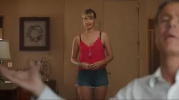 Mini jeans shorts con flecos de Julie (Caroline Anglade) en Tout le monde debout