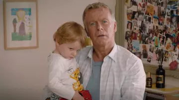 Plaid shirt white Antoine Mercier (Franck Dubosc) in 10 days without mom