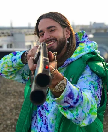 The sweatshirt hoody colorful worn by SCH on his account Instagram @sch