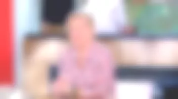 Camisa roja estampada de múltiples caras de Anne-Élisabeth Lemoine en C à Vous