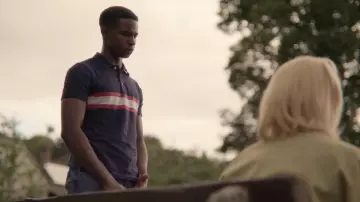 Polo azul de Jackson Marchetti (Kedar Williams-Stirling) en Sex Education (Temporada 2 Episodio 7)