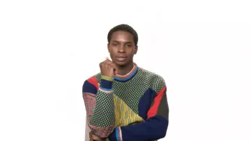 Suéter de patchwork usado por Kedar Williams en Ncuti & Kedar de Sex Education Entrevistarse | Entre 2 favoritos | Vídeo de Netflix