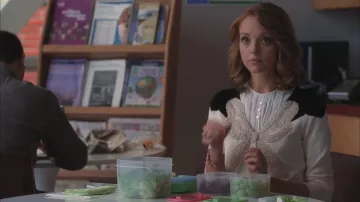 El chaleco anudado de Anthropology usado por Emma Pillsbury (Jayma Mays) en la serie Glee