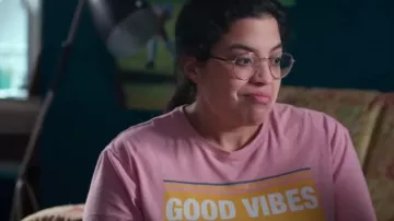 Le t-shirt rose et jaune Good Vides de Nour (Melha Bedia) dans Forte