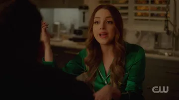 Pijama verde de Fallon Carrington (Elizabeth Gillies) en dinastía (S03E07)