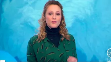 Vestido corto de julia Livage con cuello de lavallière estampado en Télématin el 25.01.2020