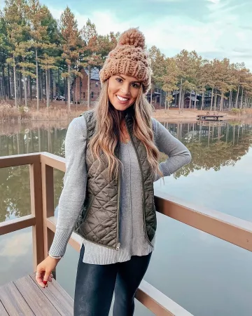 Old navy Vert Gilet de Whitney Graham sur l'Instagram account @whitswhims