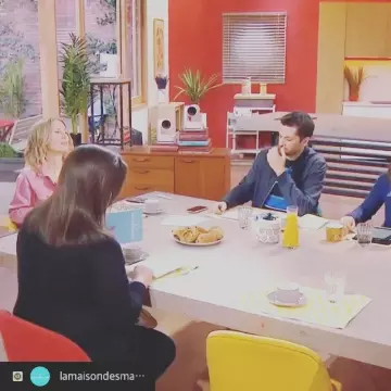 The jacket with classic collar-buttoned and slim fit jeans Pink Agathe Lecaron on the account Instagram of @agathelecaron