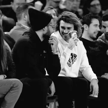 The sweatshirt Burberry worn by Antoine Griezmann on a post-Instagram