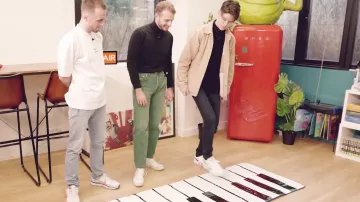 La paire de sneakers Nike portée par Squeezie dans la vidéo YouTube QUI POSSÈDE LE MEILLEUR JOUET ? #2