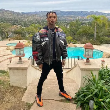 La chaqueta negra con parches vtm usada por Swae Lee en la cuenta de Instagram de @caminotv