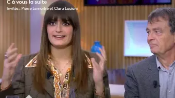 La blouse à Chaînes Imprimées de Clara Luciani dans C à vous le 16.01.2020