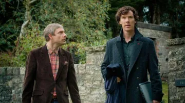 Gray Coat of Sherlock Holmes (Benedict Cumberbatch) in Sherlock (S01E01)