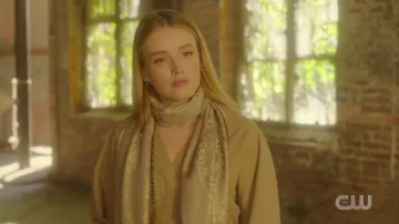 Or Écharpe de Kirby Anders (Maddison Brun) dans Dynastie (S03E10)