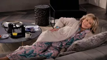 Pyjamas worn by Grace Hanson (Jane Fonda) in Grace and Frankie (S06E02)