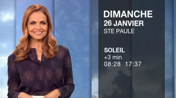 Le top col tunisien imprimé Bleu de Cali Morales dans Météo de M6 le 25.01.2020