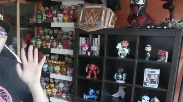 ¡El funko pop de la reina Isabel II de LinksTheSun en Royal Rumble Predictions 2020 y Worlds Collide!