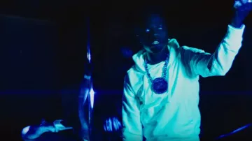 L'île de pierre Blanc à Capuche Sweat-shirt de Roddy Ricch dans la vidéo de musique Roddy Ricch - Boom Boom Room [official Music Video]