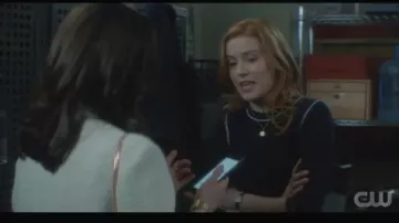 Marine Pull porté par Nancy Drew (Kennedy McMann) dans Nancy Drew Saison 1 Épisode 11