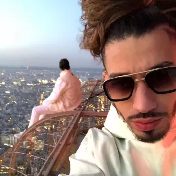 Sudadera con capucha blanca usada por N.O.S en el clip Au DD