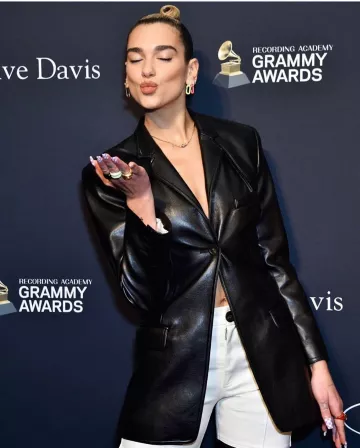 Aere en Or Blanc et Diamant boucle d'Oreille Unique de Dua Lipa sur l'Instagram account @dualipa 26 janvier 2020