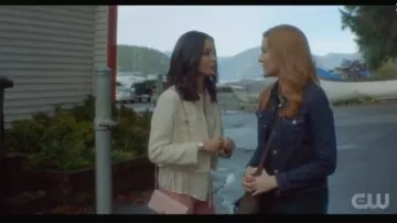 Rectangle Rose Sac Bandoulière porté par Bess Marvin (Maddison Jaizani) dans Nancy Drew Saison 1 Épisode 11