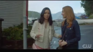Blanc Veste Recadrée porté par Bess Marvin (Maddison Jaizani) dans Nancy Drew Saison 1 Épisode 11