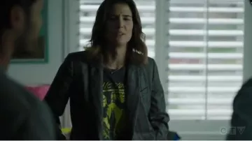 Camiseta negra usada por Dex Parios (Cobie Smulders) en Stumptown Temporada 1 Episodio 12