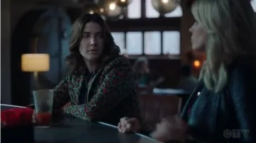 Blazer verde usado por Dex Parios (Cobie Smulders) en Stumptown Temporada 1 Episodio 12