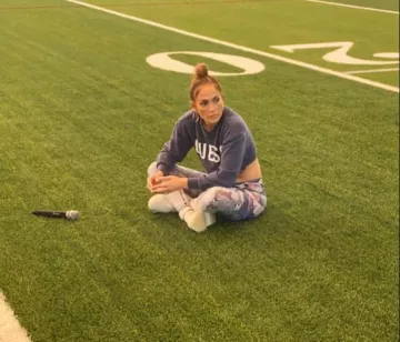 Sudadera Guess usada por Jennifer Lopez Instagram 23 de enero de 2020