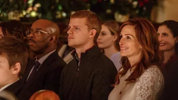 Vestido de encaje blanco de Holly Burns (Julia Roberts) en Ben is Back