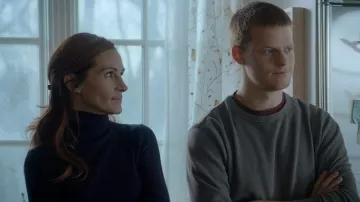Pull noir de Holly Burns (Julia Roberts) dans Ben is Back