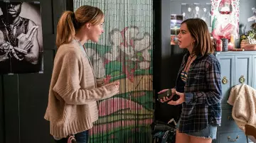 Cardigan maille beige de Ellie (Rose Byrne) dans Apprentis parents