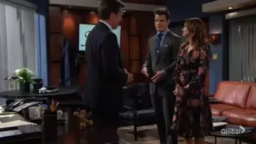 Bcbgmaxazria Floral Wrap Vestido Midi usado por Summer Newman (Hunter King) como se ve en The Young and the Restless 24 de enero de 2020