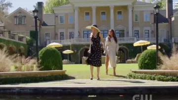 Embelli Noir escarpins en Cuir portés par Alexis Carrington (Elaine Hendrix) dans la Dynastie Saison 3 Épisode 10