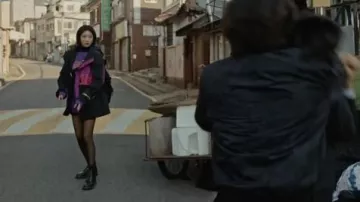 Bottes noires portées par Aller Joon-hee dans Possédait Saison 1 Épisode 1