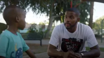 White Murphy's Law Print Tee usada por Aaron Jackson (Trevor Jackson) en grown-ish Temporada 3 Episodio 2