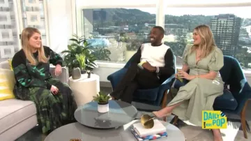 Asos diseña green button vestido de maternidad usado por Carissa Loethen en E! Noticias enero 24, 2020