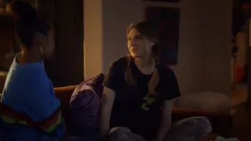 Black Lightning Bolt Tee porté par Nomi Segal (Emily Arlook) adultes-ish Saison 3 Épisode 2