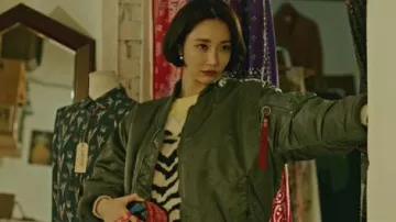 Jacquard pull Tricoté, porté par Aller Joon-hee dans Possédait Saison 1 Épisode 1