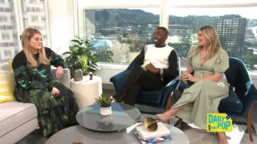 Off-white, Green Brosse Oversize Pull porté par Meghan Trainor sur E! News 24 Janvier 2020